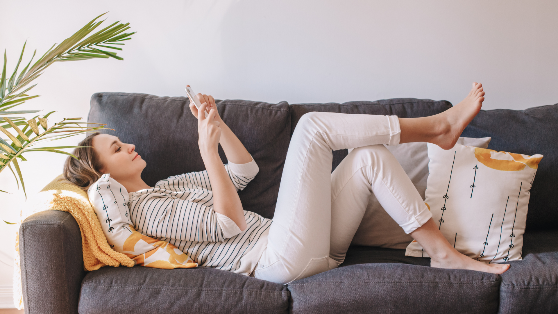Femme canapé et téléphone, Contrôle d'accès et automatisme, Somme Alarme
